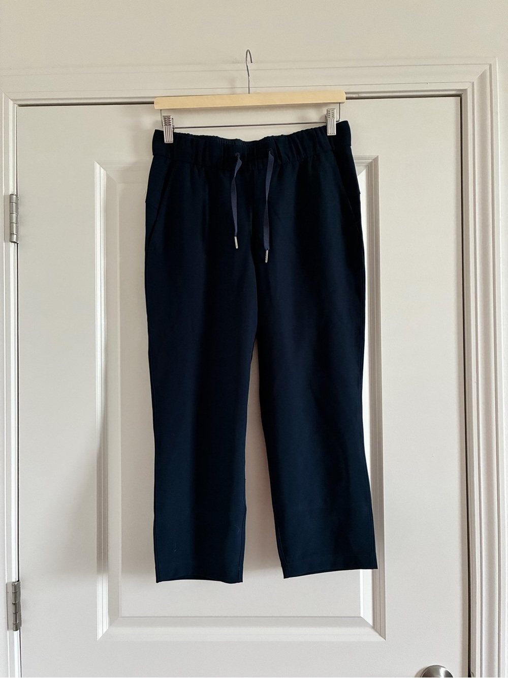 Lululemon - on the fly, woven, Drawstring Casual Pants | 27“ cropped